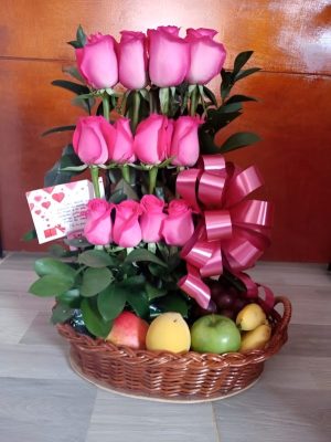Arreglo por 12 rosas frutal R071
