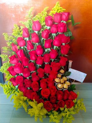 Media luna de rosas, ferrero y baileys R129