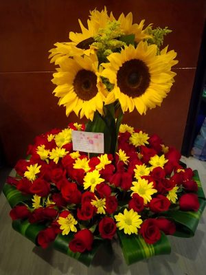 Ruleta 100 rosas y 8 girasoles R131