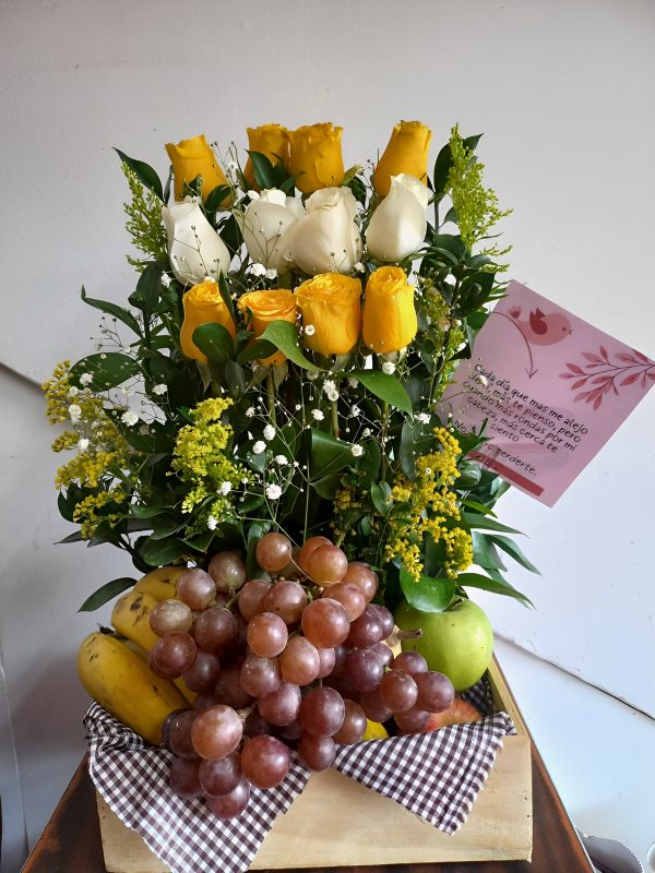 12 rosas con frutas en caja de madera R68