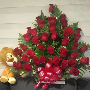 Pirámide de 36 rosas con peluche R109