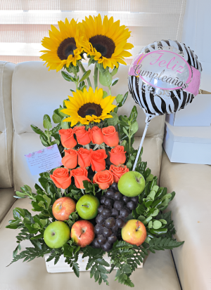 Caja de frutas girasoles, rosas y globo R182